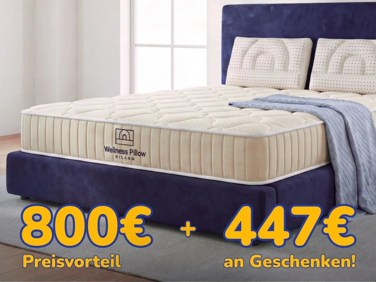 Ein Berater und eine Kundin sitzen am Esstisch und sehen sich gemeinsam ein Matratzenmuster an